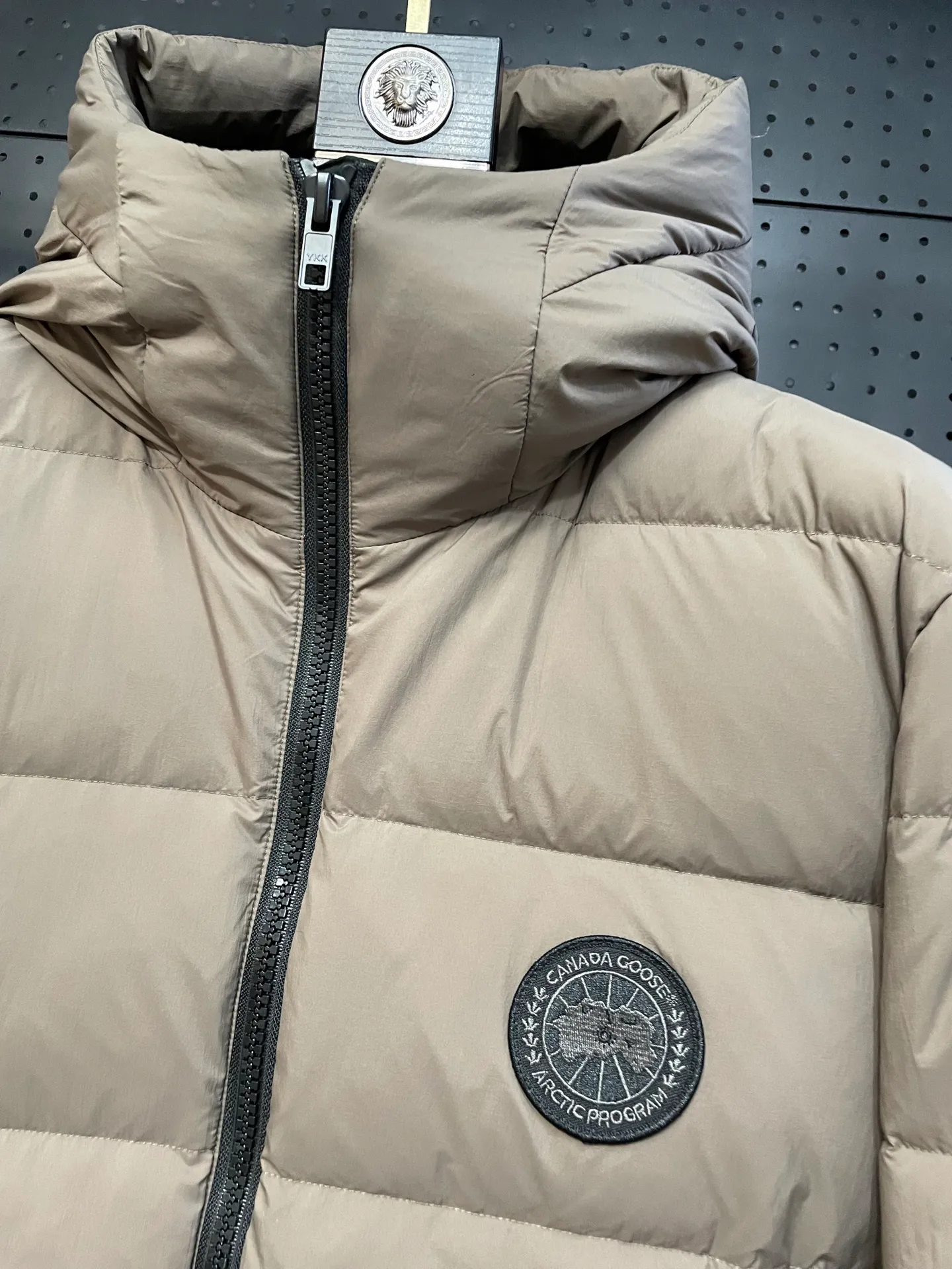 P860 Ouyang Nana second generation Canad goose black label down jacket is a must-have goose black label down jacket in the outerwear industry! The latest designer styles! The goose down jacket has always been a popular element of fashion and is loved by experts from all walks of life! Fashionable hooded cut, high-end customer-supplied fine goose down, high resilience, smooth zipper, strong and firm. Pockets on both sides can store small items, free your hands, and you can go out without worries. It can also meet the need of putting your hands in your pockets👏👏Produced by Big Goose, it can be used as a group uniform by many celebrities. This down jacket uses a double-layer anti-down lining design, which has strong windproof performance and will be very warm in winter! New standard 90% goose down filling, high fluffiness, windproof hooded design. When walking outdoors, pull the collar to the highest position, put your hands in the pockets and it will be very warm. It can be easily controlled by all body types! The interior is equipped with an elastic snow skirt design for better wrapping. The simple and neat style design highlights the masculine temperament. The impeccable style is classic and never goes out of style. It is warm and practical, and it is versatile! You can enter with your eyes closed!    Size: XS-XXL
